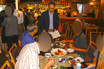 セミナー後の試食商談で、日本の水産加工品の感想を聞く八木教授