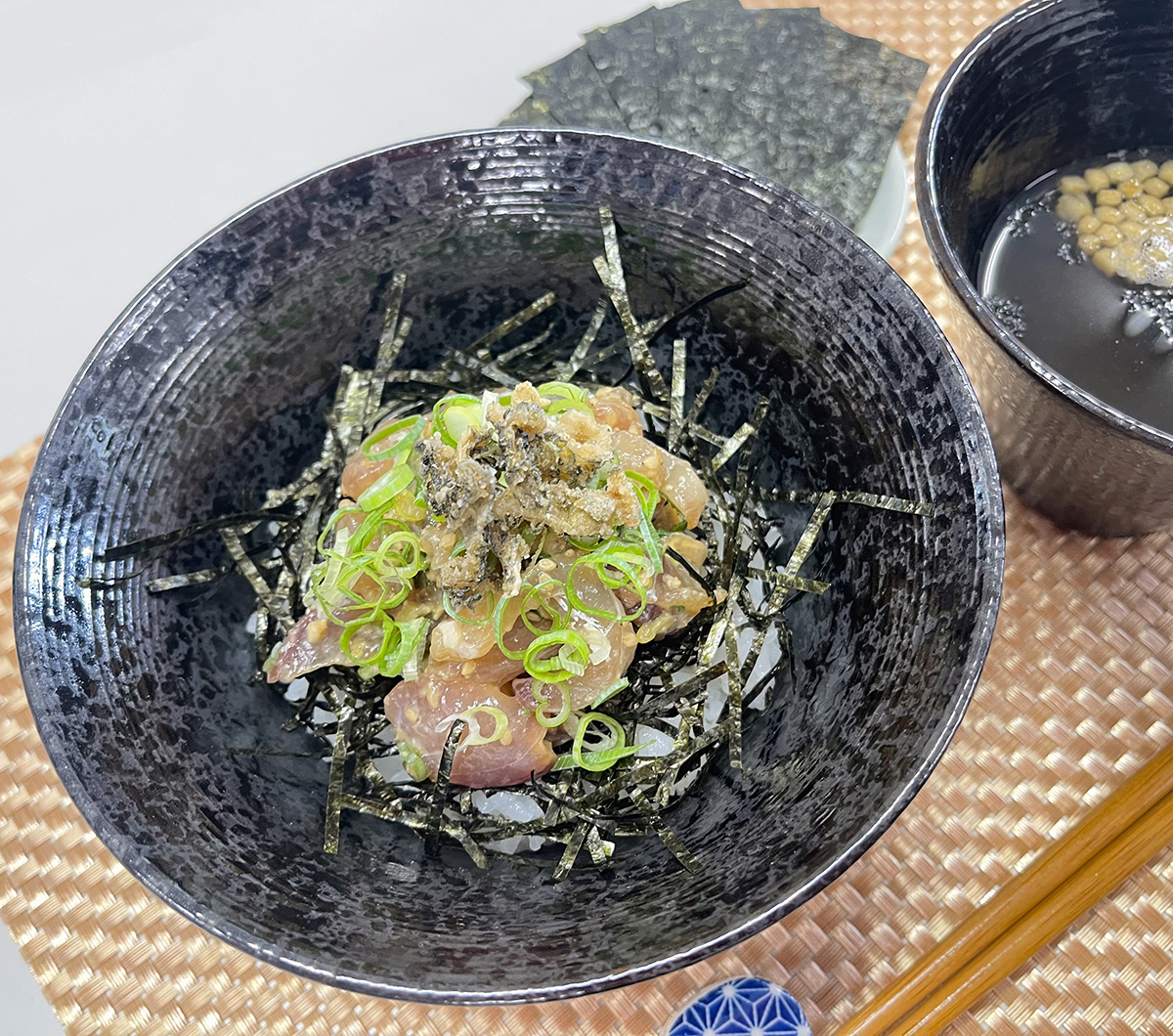 岡山海の幸ブラック丼（黒鯛と黒海苔のなめろう丼、出汁茶漬けでもどうぞ）!!