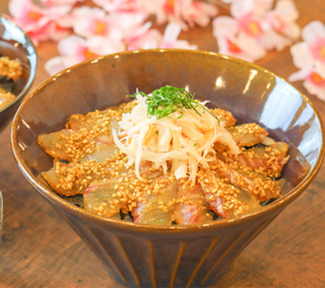 鯛と紅ガニのゴマ漬け丼