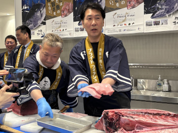 マグロの部位を丁寧に説明