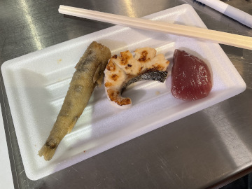 試食提供されたメヒカリの唐揚げ・スズキの塩焼き・カツオの刺身（左から）