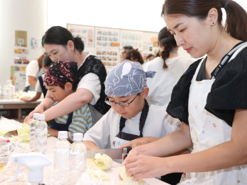 親御さんと一緒に料理