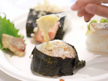 お魚おにぎりにオリジナルトッピング