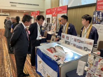 ブースを視察される坂本会長