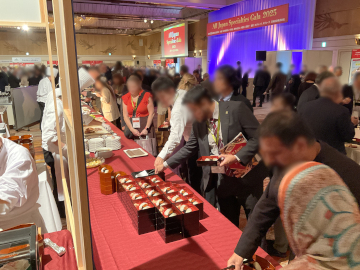 寿司を試食する海外の方々