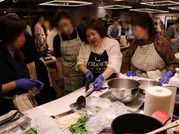 講師からサンマの捌き方の指導