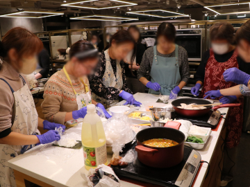 皆で分担して料理を作る