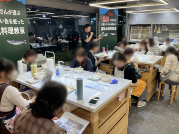 資料を手に講演を聞く参加者