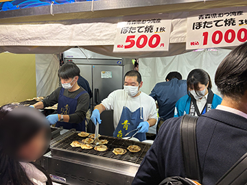 陸奥湾ほたてを焼く様子