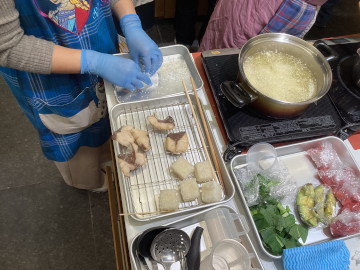 揚げ出しぶり餅の調理の様子