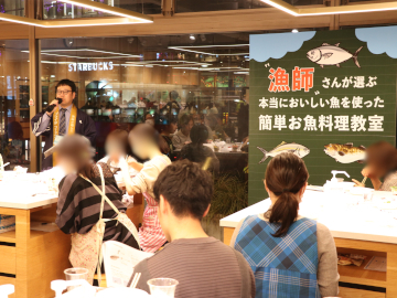 資料を手に講演を聞く参加者