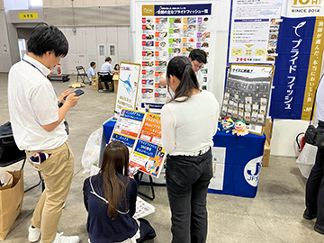 プレゼントキャンペーンに参加している様子