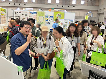 海外からの視察団に説明する様子