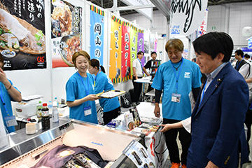 JF合同ブースを視察される山下農林水産副大臣