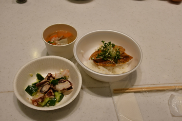 完成お料理（左上：アジのつみれ汁、左下：タコねぎ塩和え、右：アジのカレー蒲焼丼）